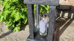 Лампада из гранита с прозрачными стеклами вблизи